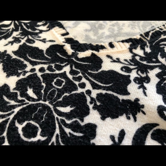 Gap-Black & White Floral print V-neck Sweater (M) - Picture 5 of 7